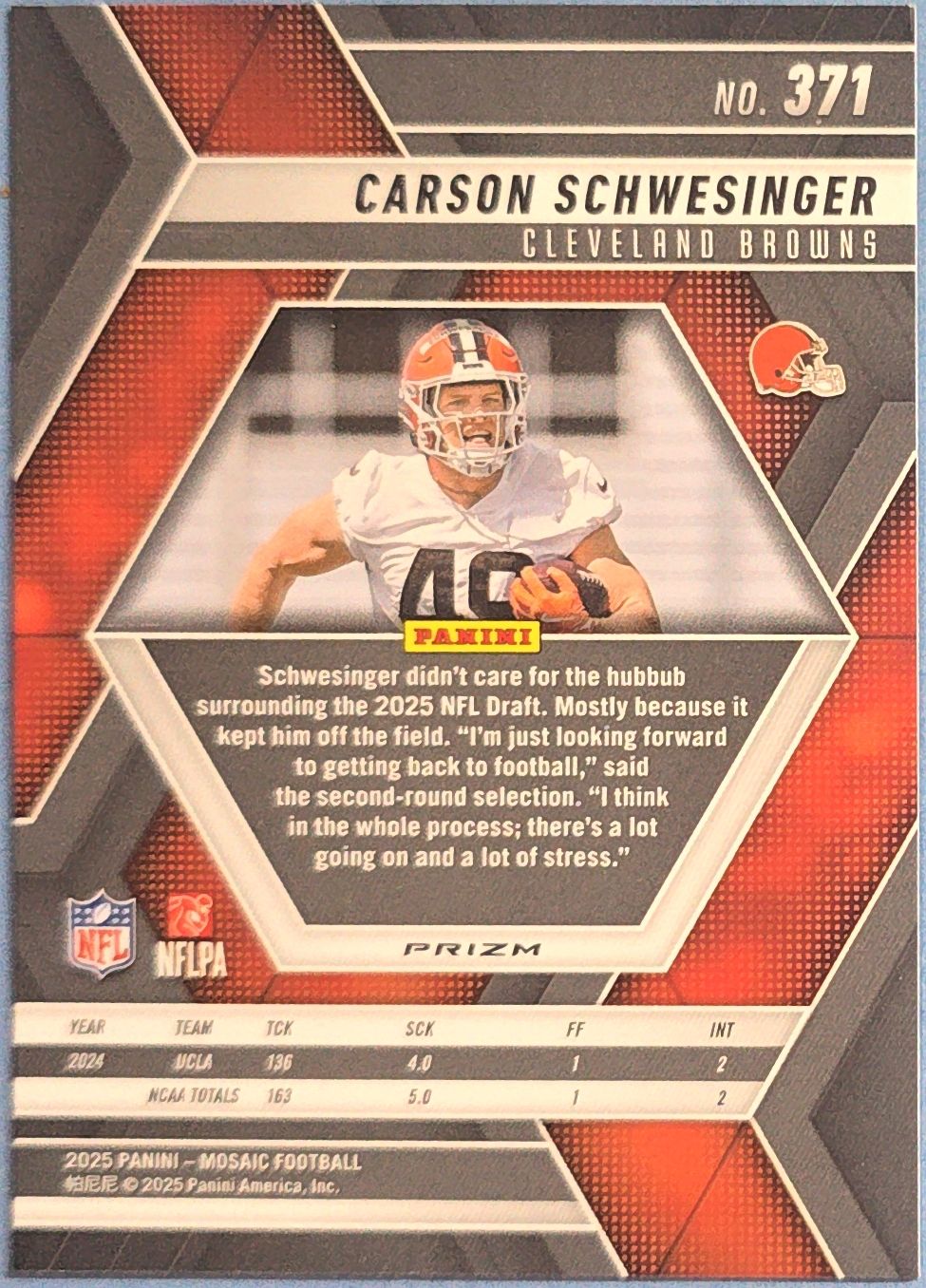 Carson Schwesinger 2025 Panini Mosaic Rookies - Red Camo Mosaic Prizm Rookie #371 (RC)
